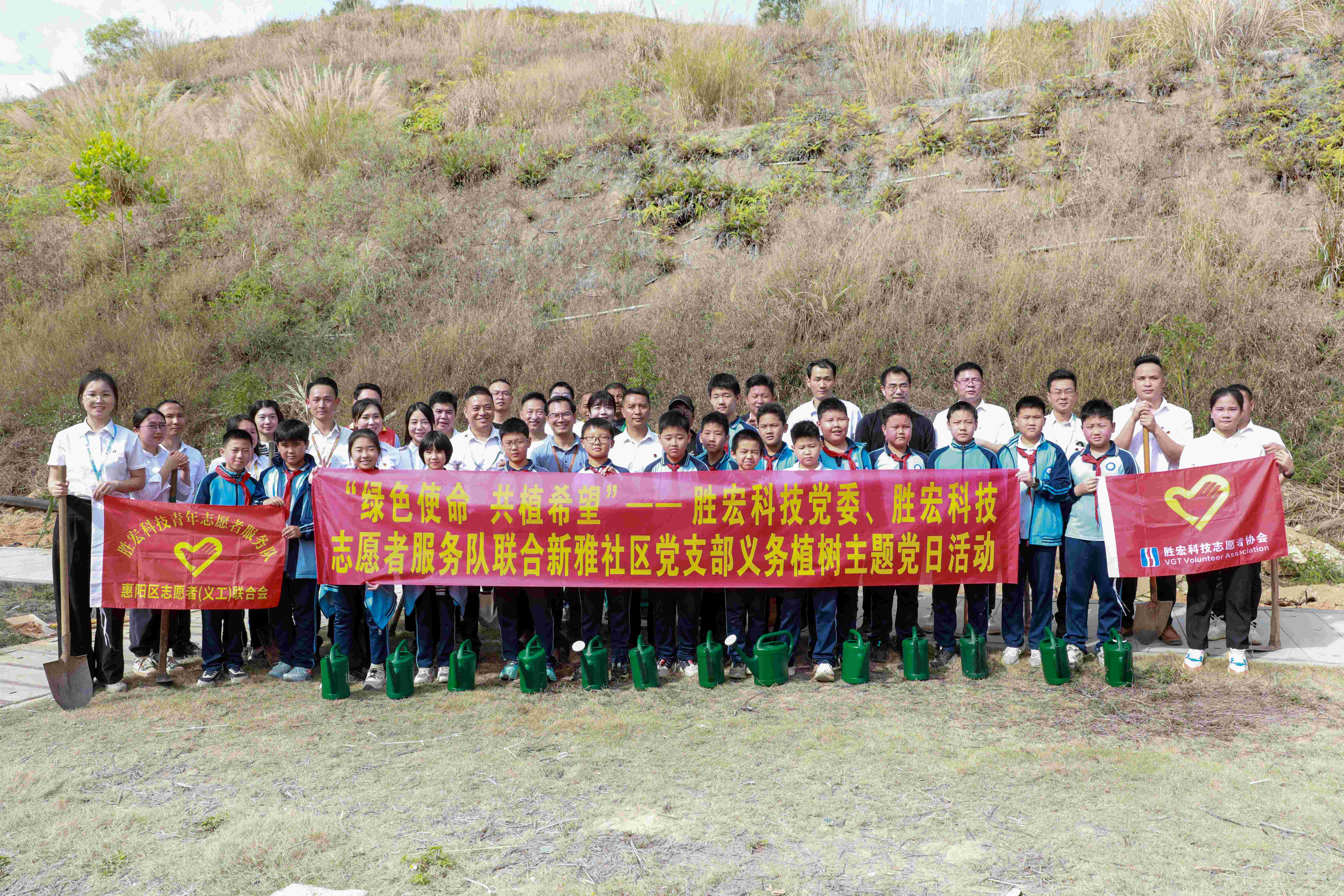 “绿色使命，共植希望”|铂莱国际科技党委、志愿者服务队联合新雅社区开展义务植树活动